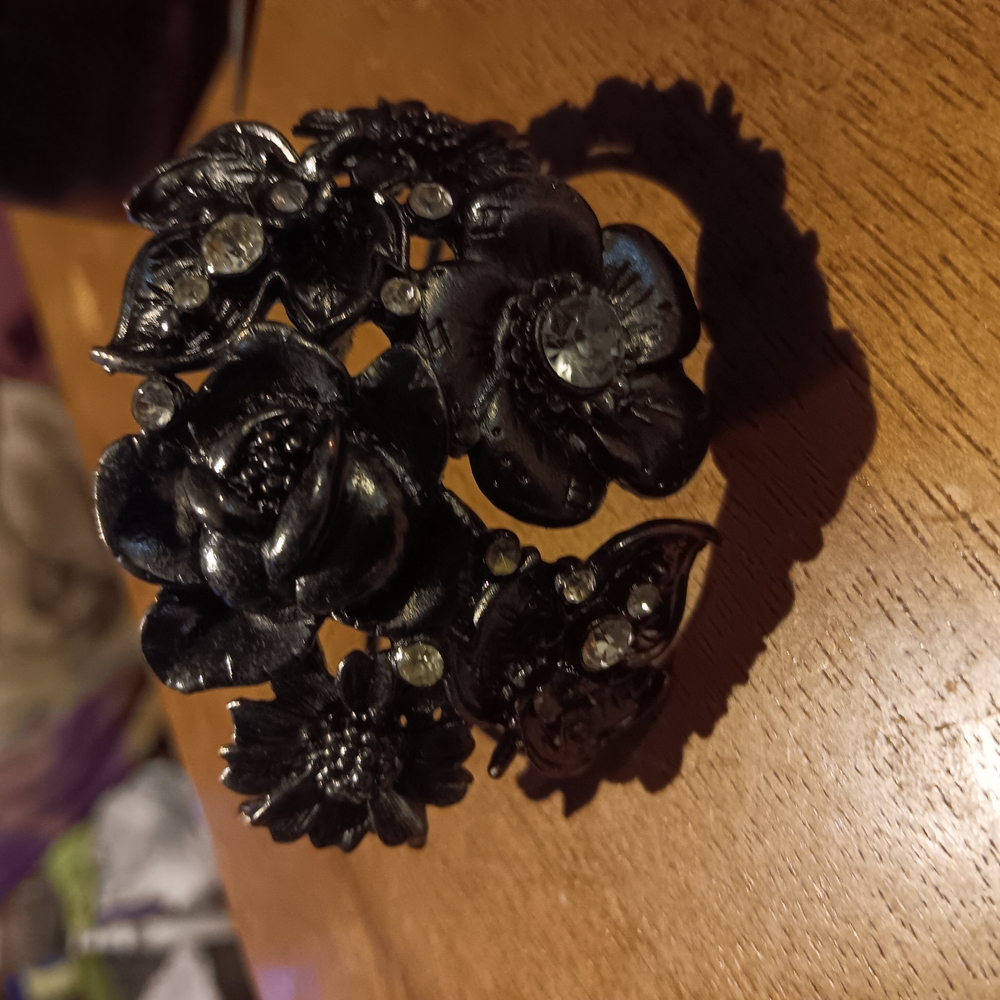 Ornate Black Floral Brooch with Vintage-Inspired Design